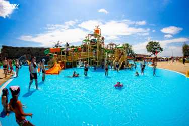 Obóz młodzieżowy, WAKACYJNY HIT !!! Z wyjazdem do Energylandii, wycieczkami do Wiednia, na Słowację i do aquaparków. Ośrodek z basenem letnim. Kolonia 7-13 lat, obóz 14-18 lat.