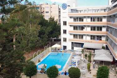 Accommodation, San Remo ** hotel w Larnace