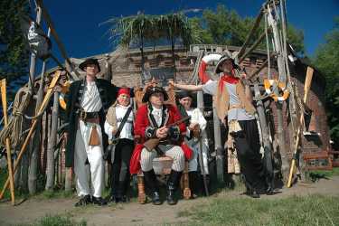 Youth camp, BAŁTYCKA PRZYGODA - Lasertag, wycieczka do Kołobrzegu, a dla chętnych Tropical Islands, Heide Park i Militarna Przygoda. Kolonie 7-13 lat, Obóz 14-18 lat