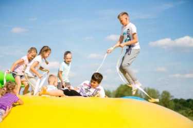 Youth camp, „NADMORSKI MEGA FUN” : 3 wycieczki - Pomerania Fun Park, lasertag, archery tag, holi dodatkowo: park linowy, paddleboard, kolonia 7-10 obóz 11-14 lat