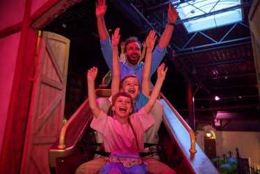 Youth camp, Kolonie – Raj w sercu Polski. Mandoria – Odkryj nową strefę CROCODIL w Park Of Poland Suntago Wodny Świat - super zabawa w Sadach Klemensa także warsztat pływacki i lekcja przetrwania. Kolonia 7-13 lat.